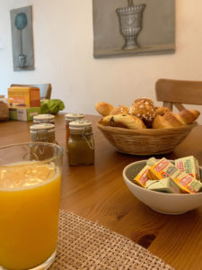 Table du petit déjeuner Aux écuries du Chateau