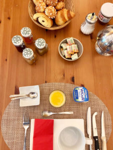 Table du petit déjeuner Aux écuries du Chateau